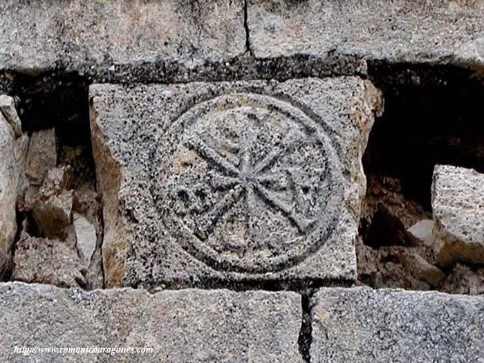 CRSIMN SOBRE PUERTA DE ENTRADA (EN POSICIN INVERTIDA)